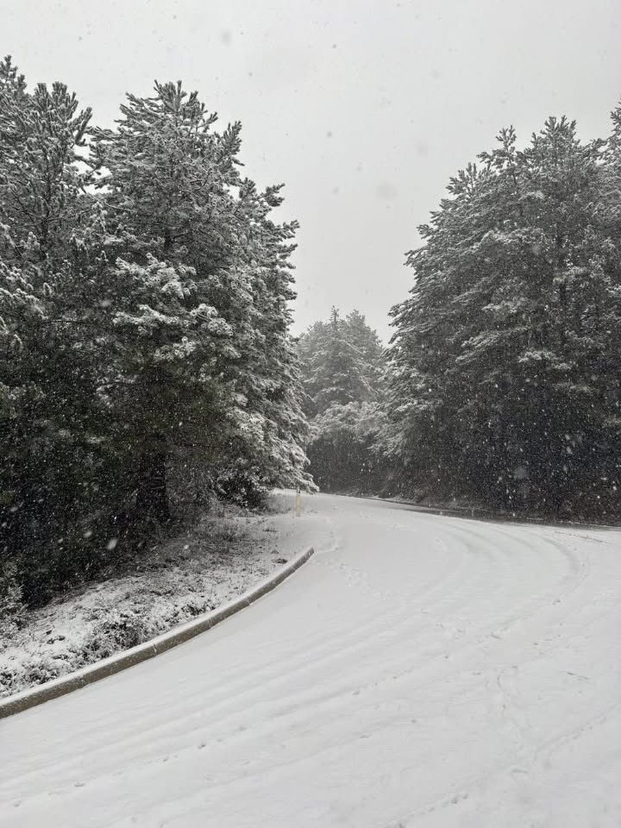 Borë dhe ngrica në Qafën e Llogarasë, bllokohet qarkullimi