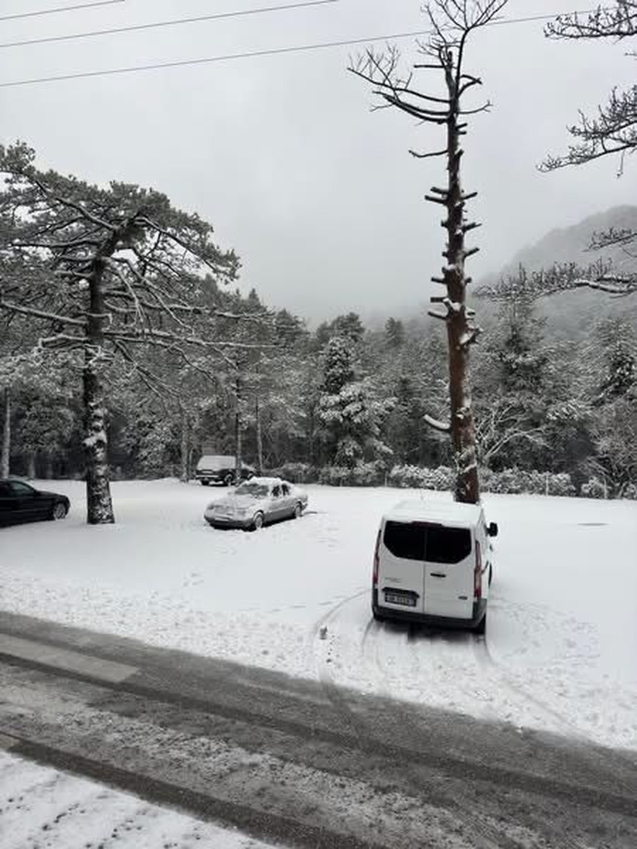 Borë dhe ngrica në Qafën e Llogarasë, bllokohet qarkullimi