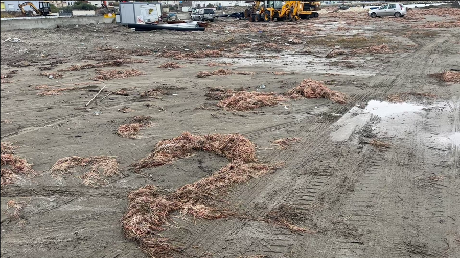 Pas reshjeve, Plazhi i Vjet&euml;r n&euml; Vlor&euml; mbushet me mbeturina dhe