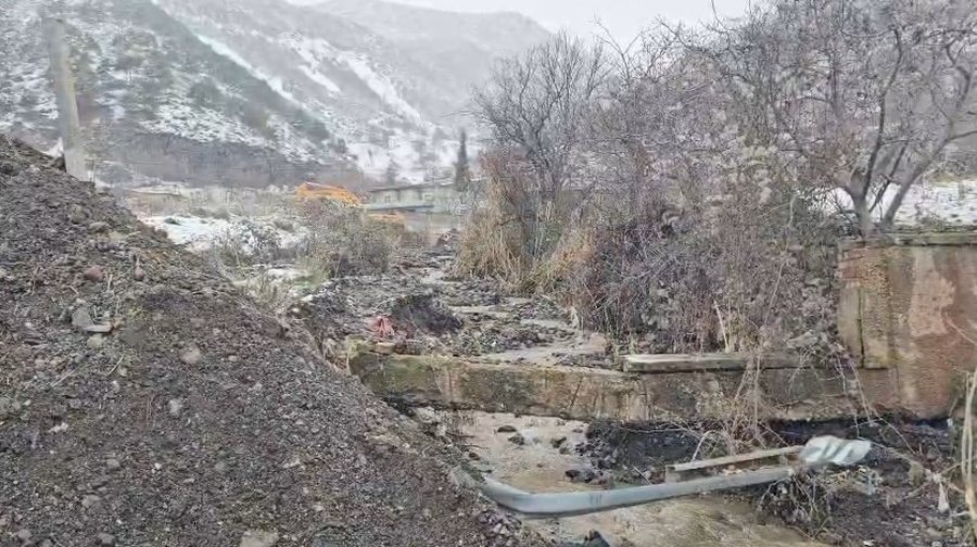 P&euml;rroi del nga shtrati, bllokohet shkarkuesi n&euml; aksin