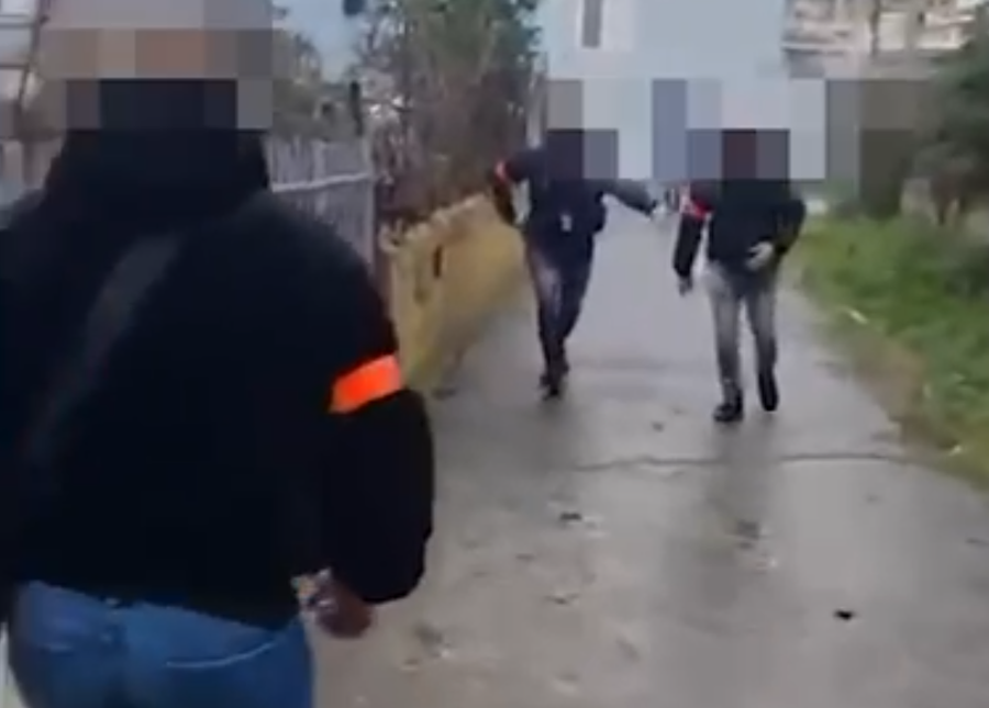 Grabiti me thikë një market në kryeqytet, momenti kur vihet