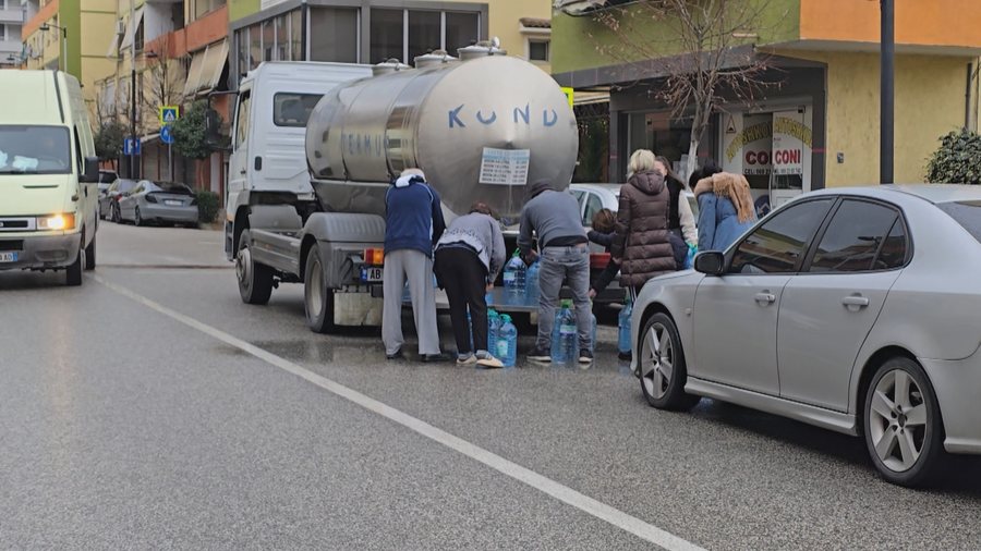 Pas p&euml;rmbytjeve, Uj&euml;sjell&euml;si Fier nd&euml;rpret furnizimin,