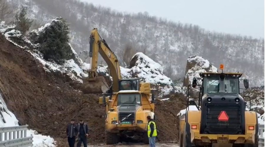 Masiv dherash në rrugën Qukës - Qafë Plloçë,