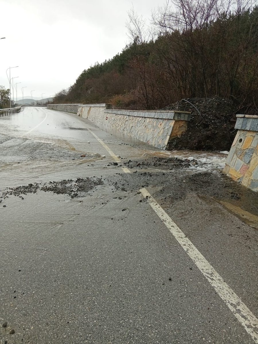 Probleme me vërshimin e ujërave në aksin Pogradec-Qafë
