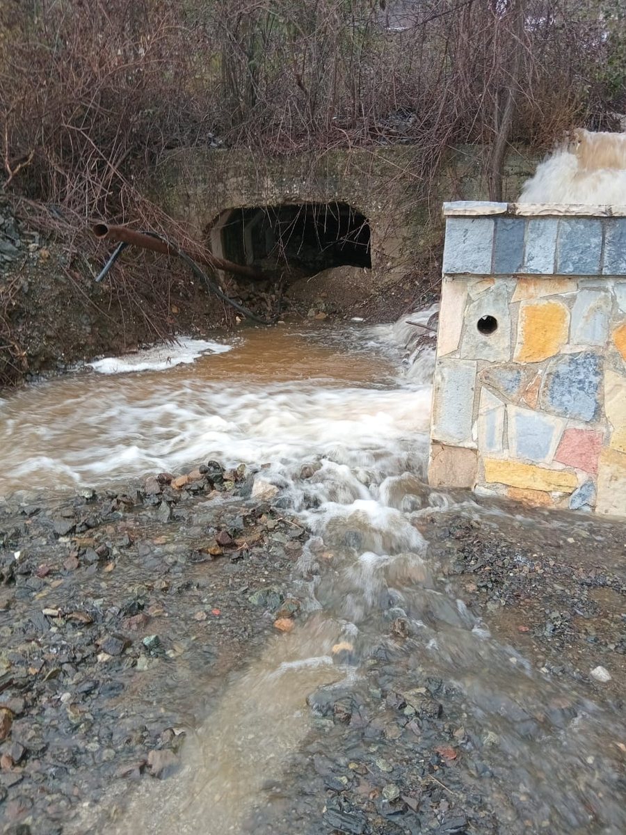Probleme me vërshimin e ujërave në aksin Pogradec-Qafë