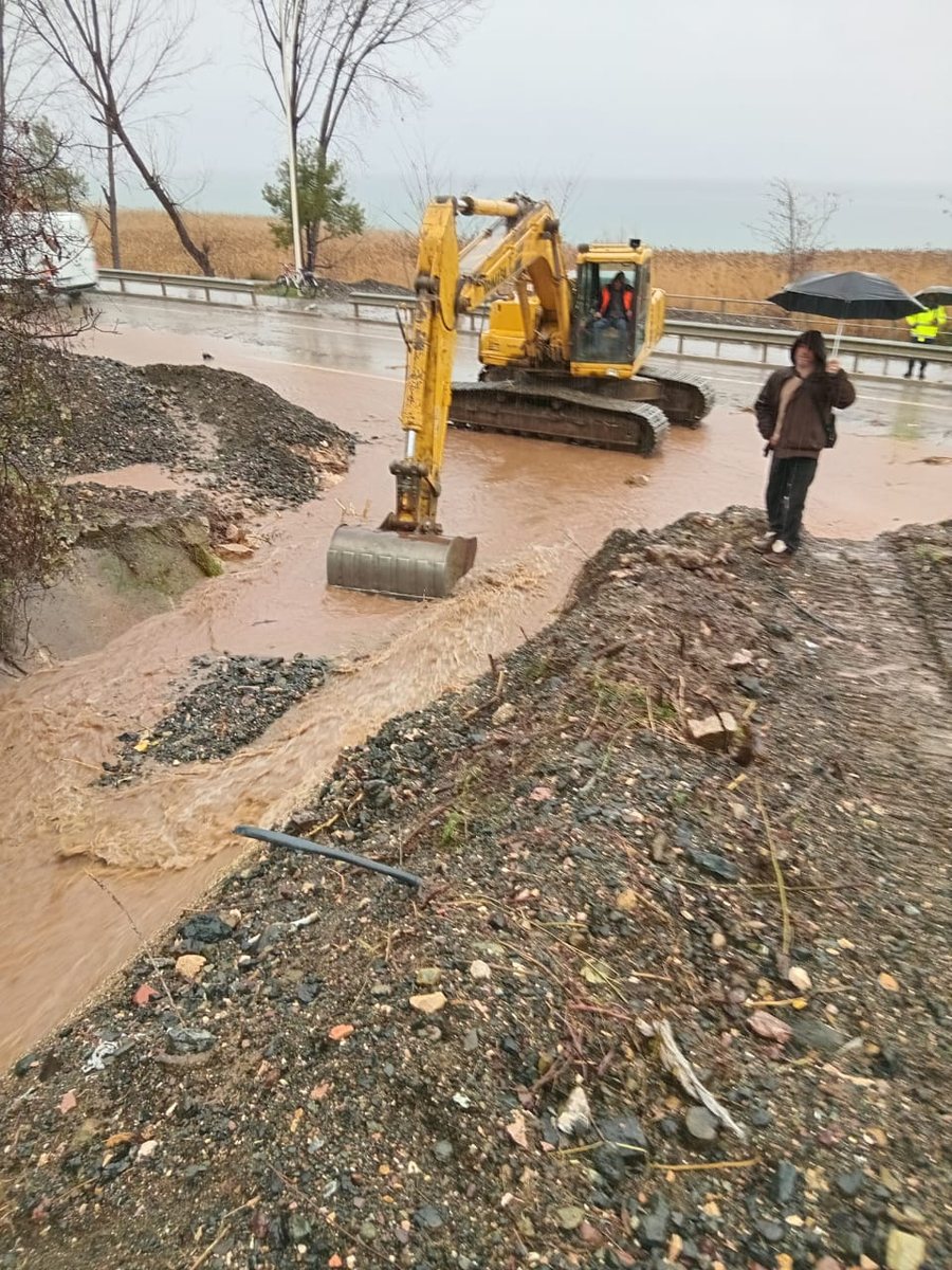 Probleme me vërshimin e ujërave në aksin Pogradec-Qafë
