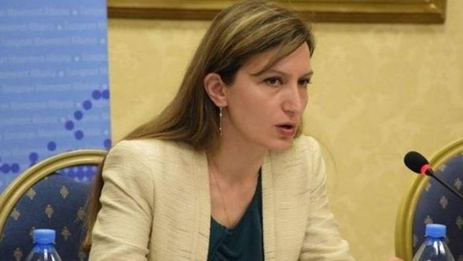 Theu masën e arrestit shtëpiak dhe tentoi t'i djegë