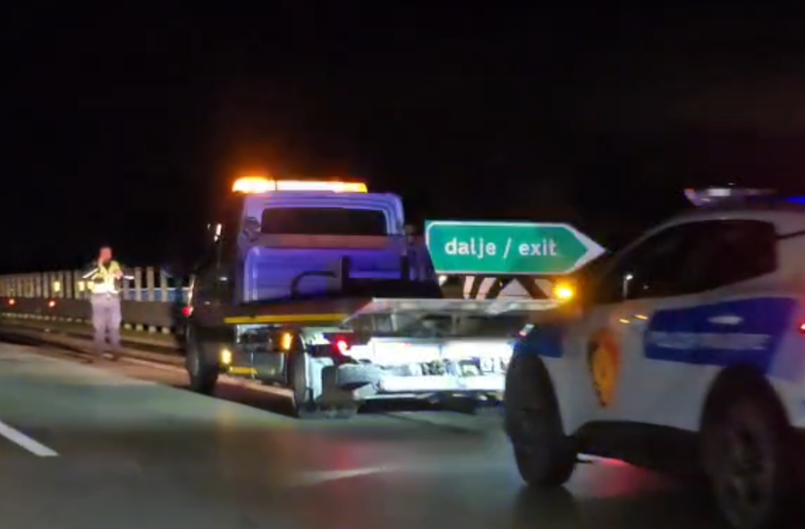 Aksident në Novoselë, makina përplaset me bordurat dhe del nga