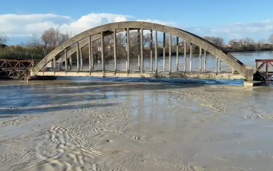 Vjosa del s&euml;rish nga shtrati pran&euml; Ur&euml;s s&euml; Mifolit, rrezik
