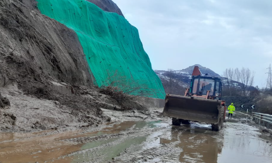 Rrëshqitje masivi në aksin rrugor Qukës-Qafë