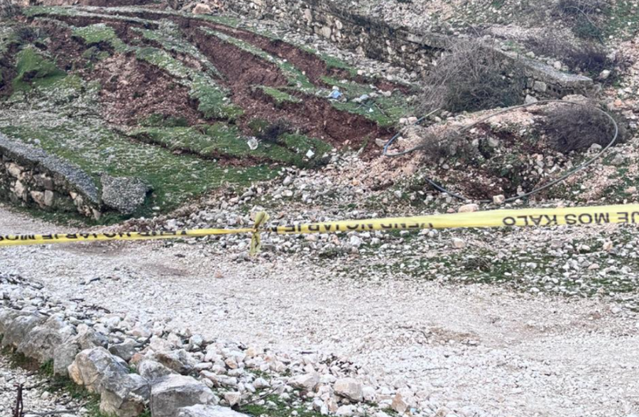 Banor&euml;t nis&euml;n t&euml; hapnin rrug&euml;n e bllokuar, policia vendos