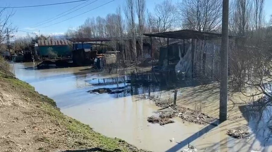 Deputeti Luan Ba&ccedil;i viziton zonat e p&euml;rmbytura n&euml; fshatin