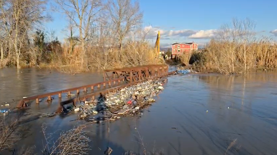 Lumi Erzen del s&euml;rish nga shtrati n&euml; Katund t&euml; Ri, prani uj&euml;