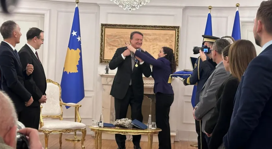 ​Hasan Arat nderohet me medalje presidenciale p&euml;r kontributin n&euml;