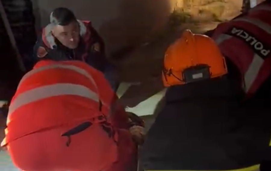 Perfshihet nga flak&euml;t nj&euml; apartament n&euml; Gjirokast&euml;r, brenda