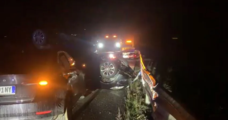 24-vjeçari humb kontrollin e makinës dhe përplaset me 4