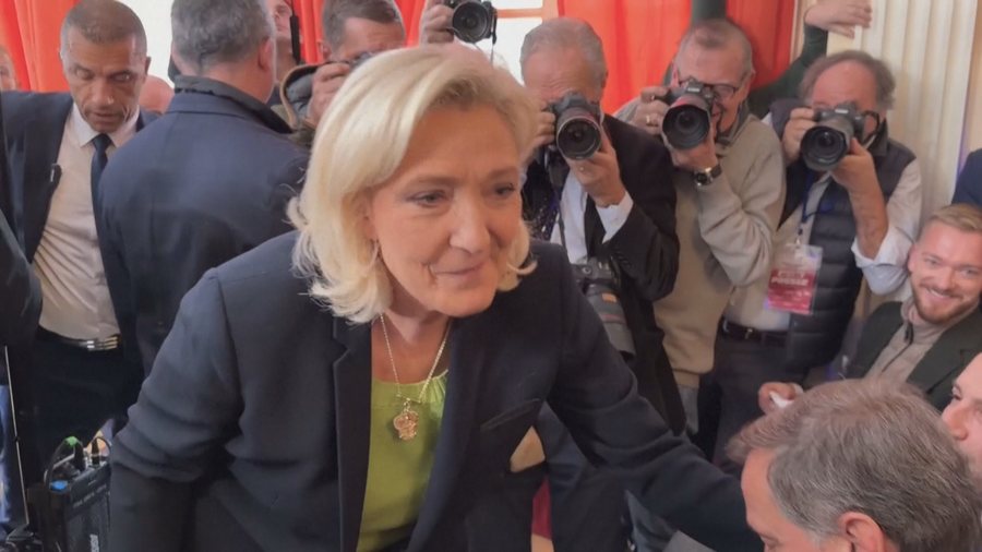 E d&euml;nuar p&euml;r p&euml;rvet&euml;sim fondesh, jeta politike e Marine Le