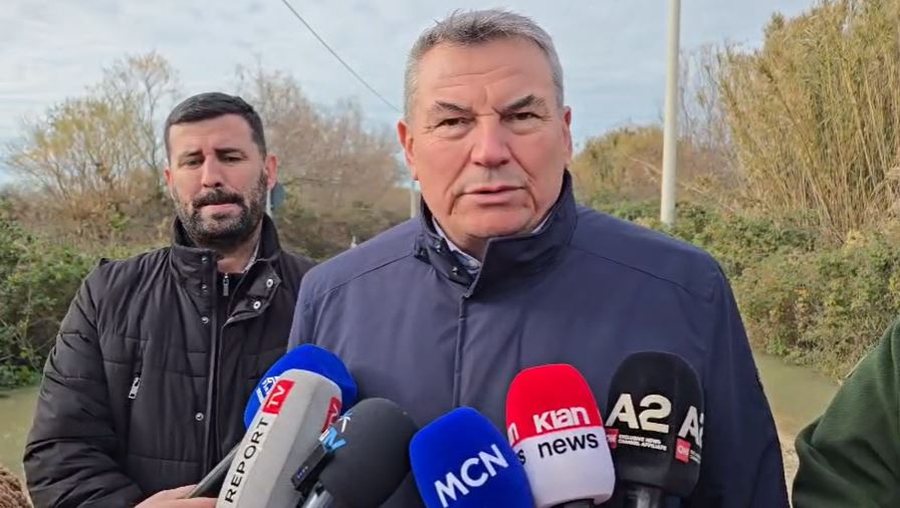 T&euml; bllokuar prej or&euml;sh n&euml; zon&euml;n e p&euml;rmbytur, ngrihet