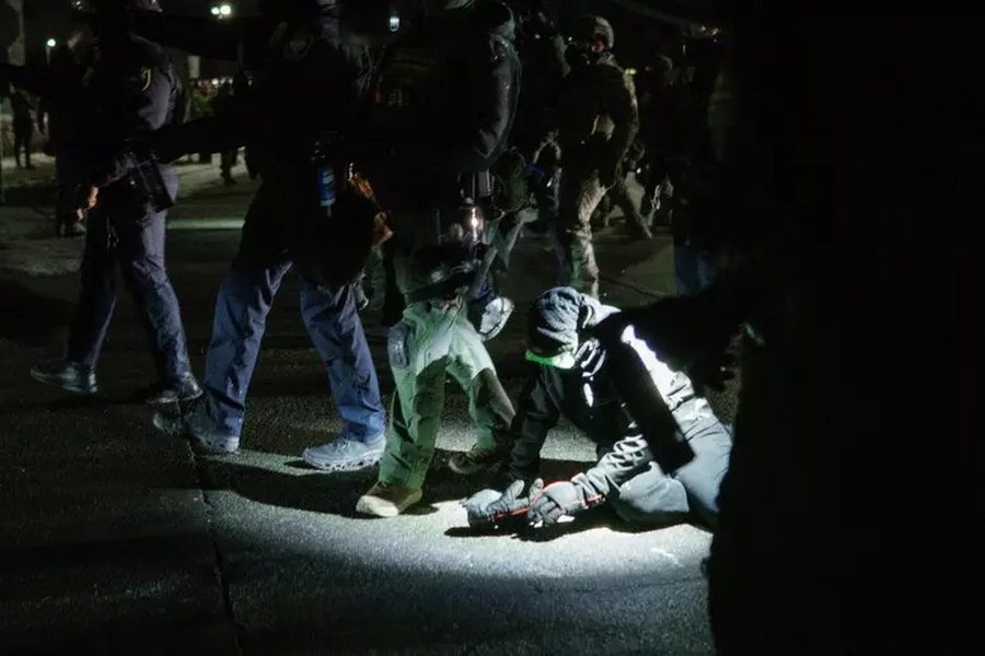 Rriten tensionet n&euml; Minneapolis, nj&euml; oficer q&euml;llon nj&euml;