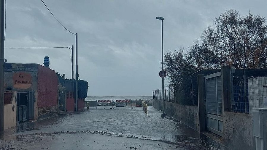 Mot i keq me stuhi përfshin jugun e Italisë, shemben rrugë e