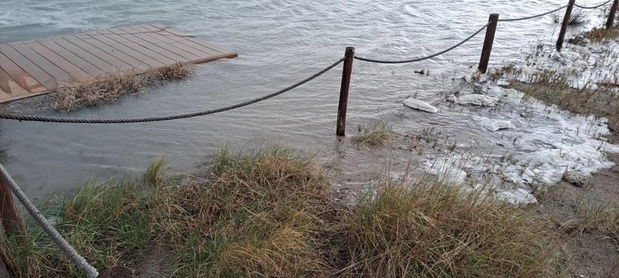 Mot i keq me stuhi përfshin jugun e Italisë, shemben rrugë e