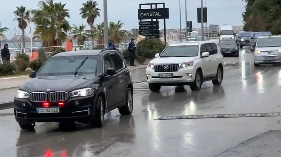 Dhëndri dhe vajza e Trump mbërrijnë në Vlorë, takime