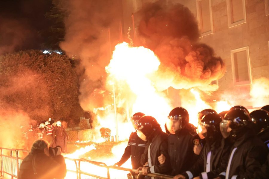 Protesta e opozit&euml;s, Policia: Disa efektiv&euml; t&euml; l&euml;nduar