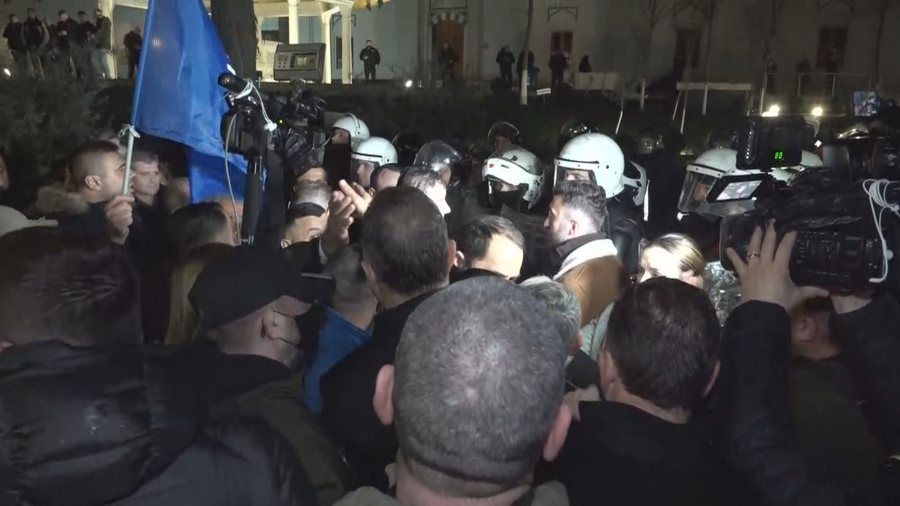 Protestuesit në Parlament, Berisha në seli