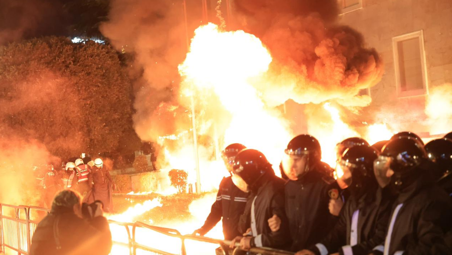 Policia: 11 efektiv&euml; t&euml; plagosur nga sulmet me molotov dhe mjetet e