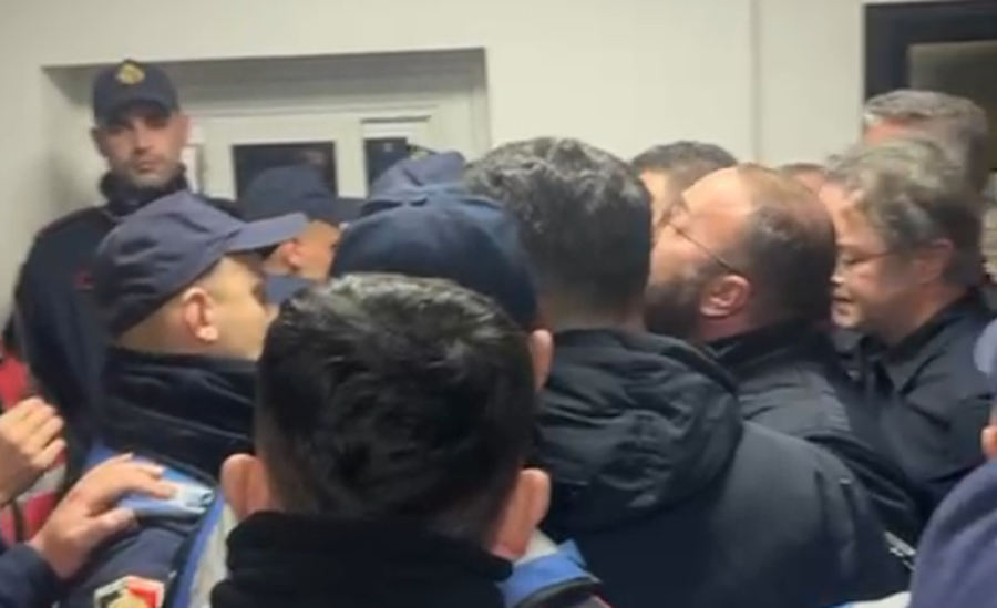 Tension n&euml; komisariatin nr.1, deputet&euml;t e PD p&euml;rplasen me