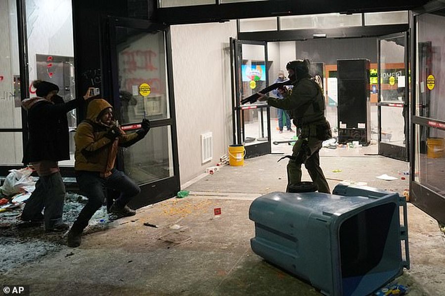 Protestuesit rrethojn&euml; hotelin e agjent&euml;ve t&euml; ICE, nxirren