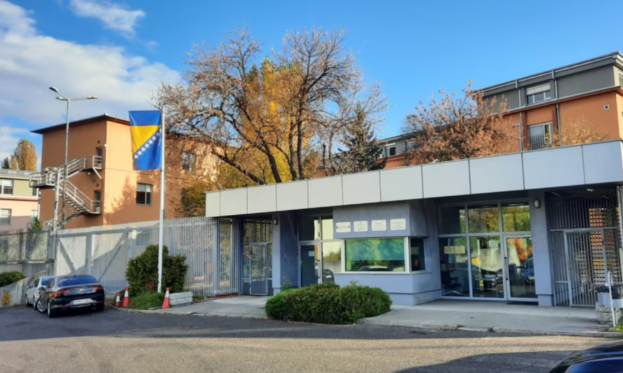 Shfaqi foto të Karaxhiç dhe Ratko Mlladiqit, dënohet me 3 vite