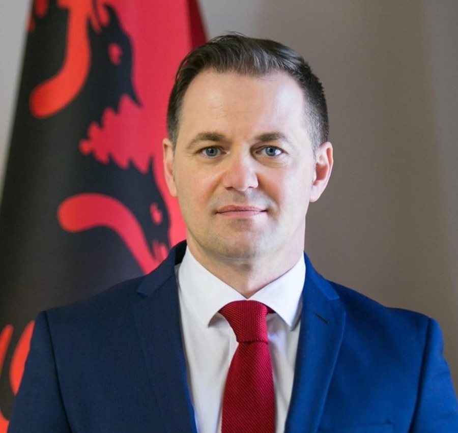 Gent Gazheli largohet nga Doganat, ja kush e z&euml;vend&euml;son