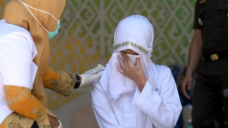 Dënimi brutal në Indonezi, çifti rrihet 140 herë më