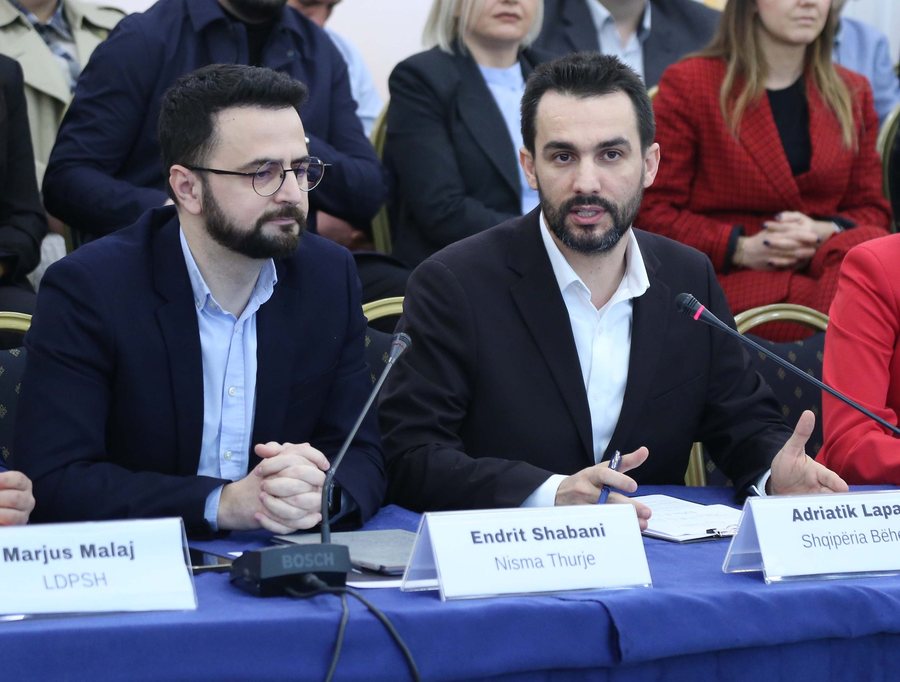 Endri Shabani d&euml;rgon v&euml;zhgues n&euml; protest&euml;n e Adriatik Lapajt