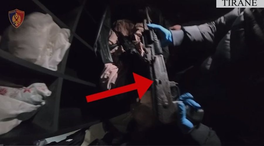 Trafikonin armë nga Kosova në Tiranë, arrestohen 4 persona,