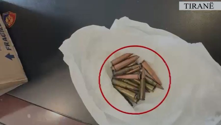Trafikonin armë nga Kosova në Tiranë, arrestohen 4 persona,