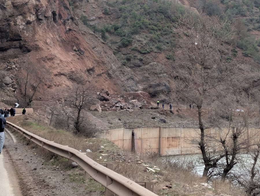 Rr&euml;shqitje dherash n&euml; aksin Prrenjas-Librazhd, bllokohet qarkullimi