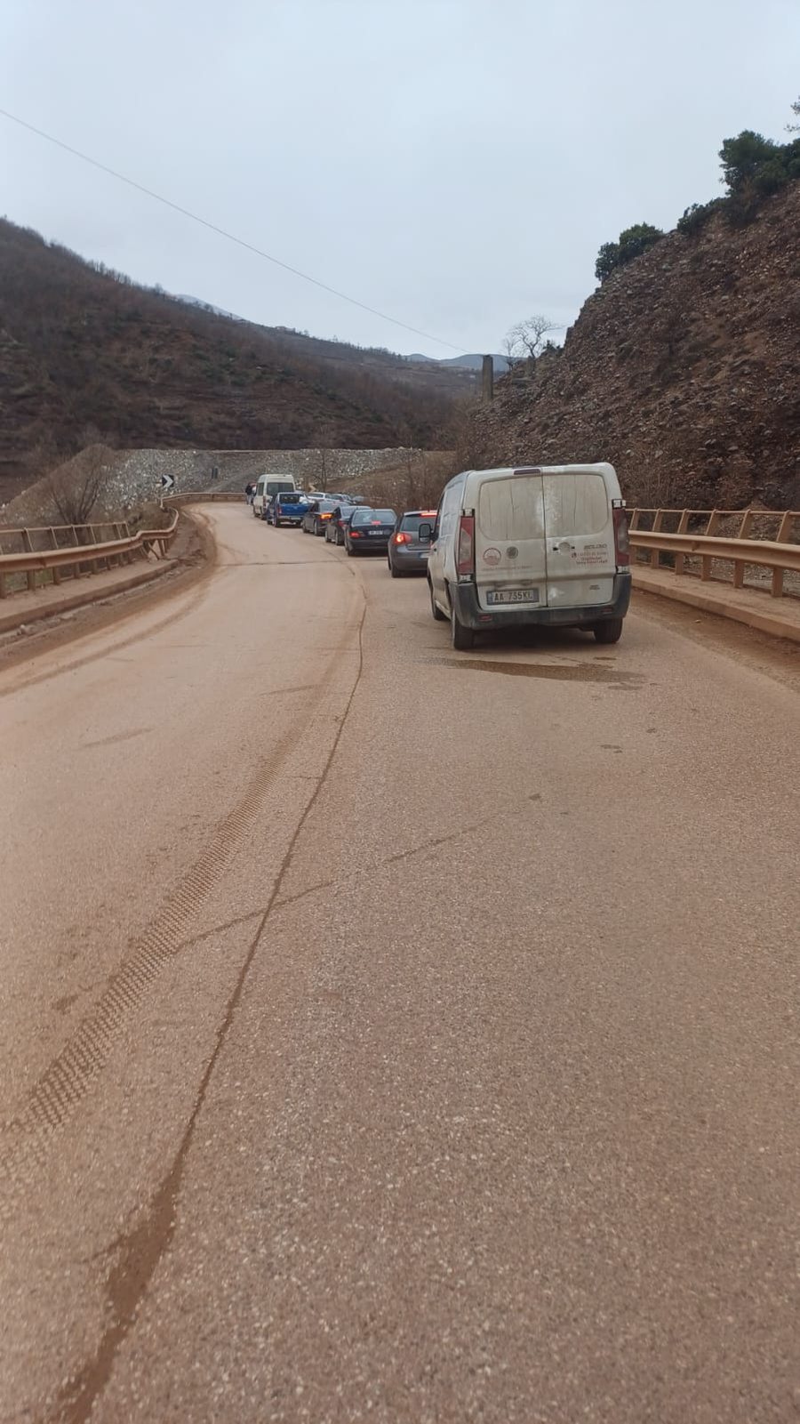 Rr&euml;shqitje dherash n&euml; aksin Prrenjas-Librazhd, bllokohet qarkullimi