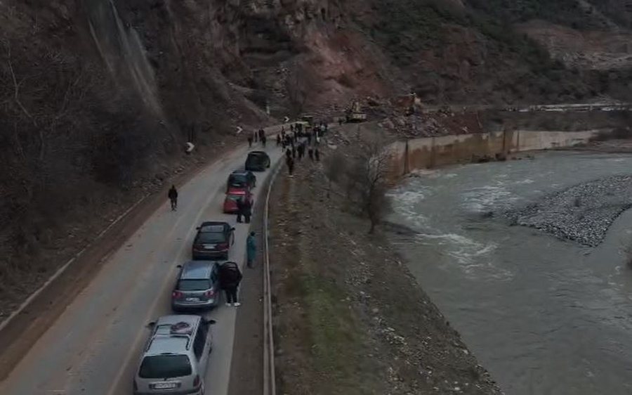 Mbi 20 km radh&euml; makinash n&euml; Librazhd&ndash;Qaf&euml; Than&euml;,