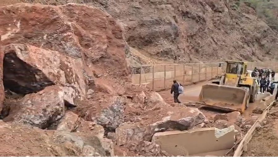 Mbi 20 km radh&euml; makinash n&euml; Librazhd&ndash;Qaf&euml; Than&euml;,