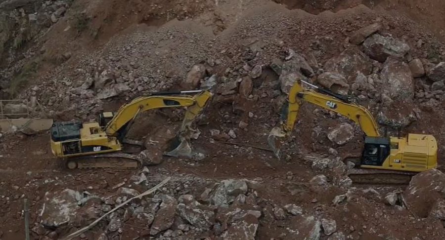 Mbi 20 km radh&euml; makinash n&euml; Librazhd&ndash;Qaf&euml; Than&euml;,