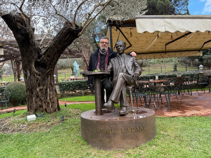 Nj&euml; debat t&euml;r&euml;sisht i panevojsh&euml;m rreth dashuris&euml;