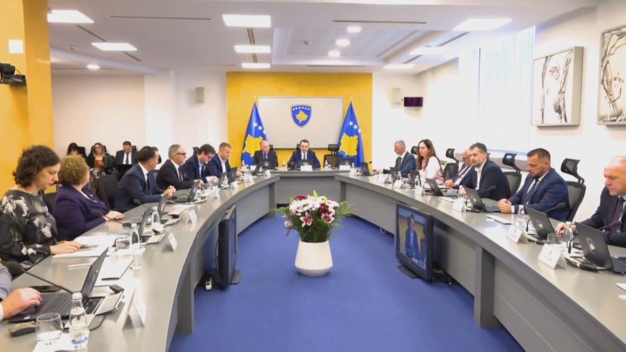 LVV siguron 65 vota, grupi multietnik i jep mb&euml;shtetje Albin Kurtit