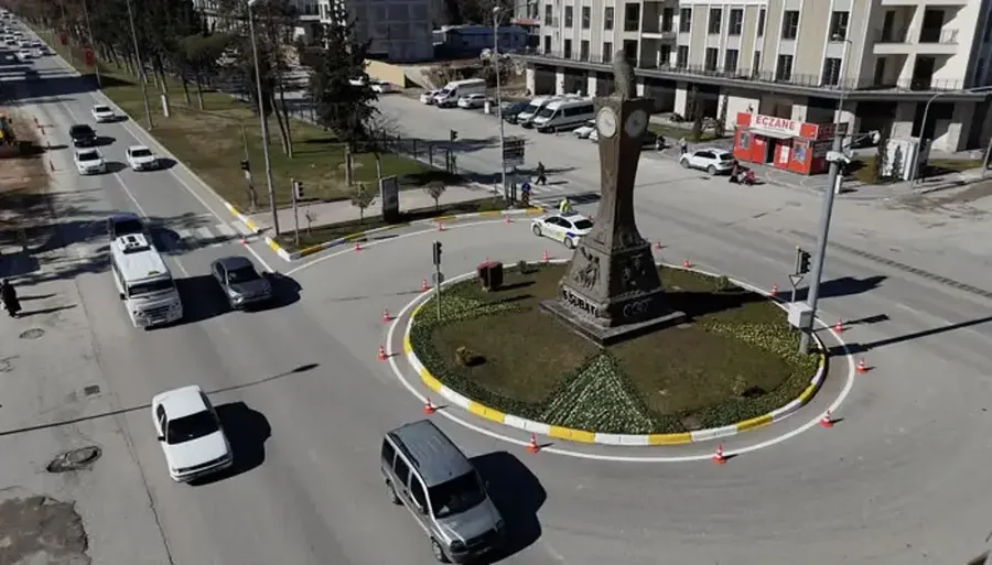 Koha ka ndalur n&euml; k&euml;t&euml; qytet, 3 vjet pas t&euml;rmetit