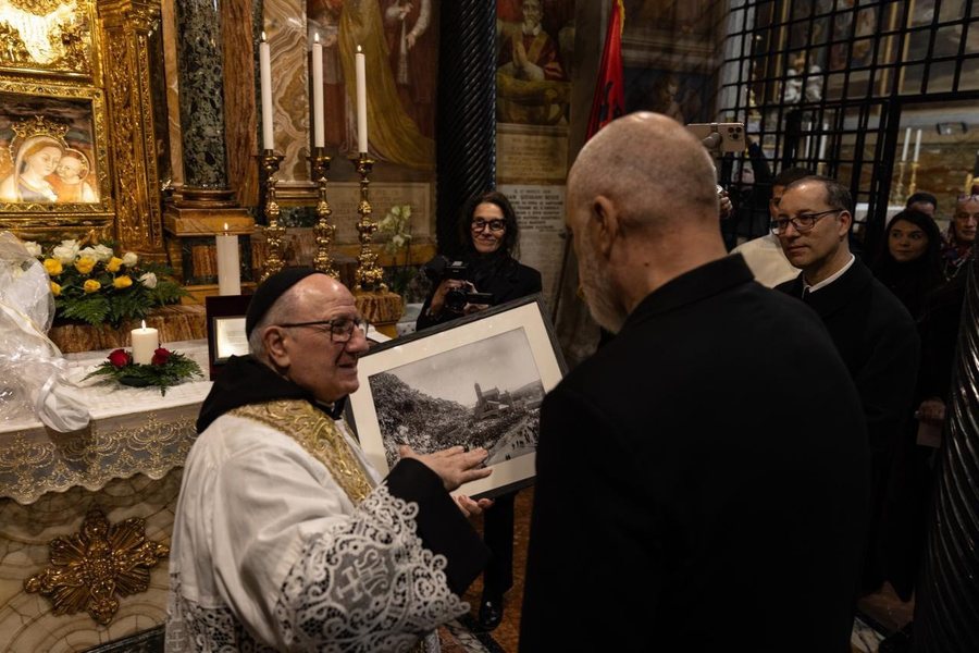 Rama n&euml; Vatikan viziton bazilik&euml;n e Zoj&euml;s s&euml; K&euml;shillit