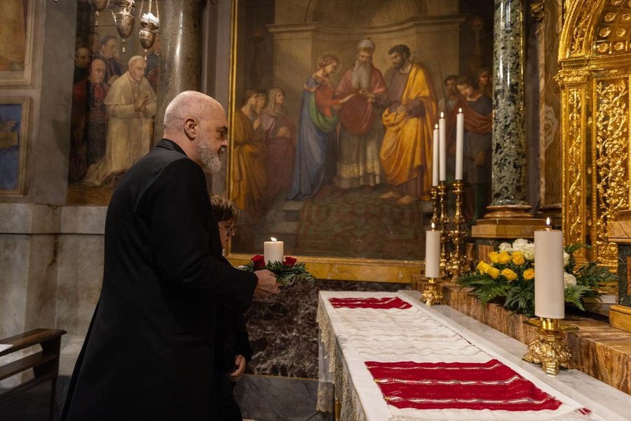 Rama n&euml; Vatikan viziton bazilik&euml;n e Zoj&euml;s s&euml; K&euml;shillit