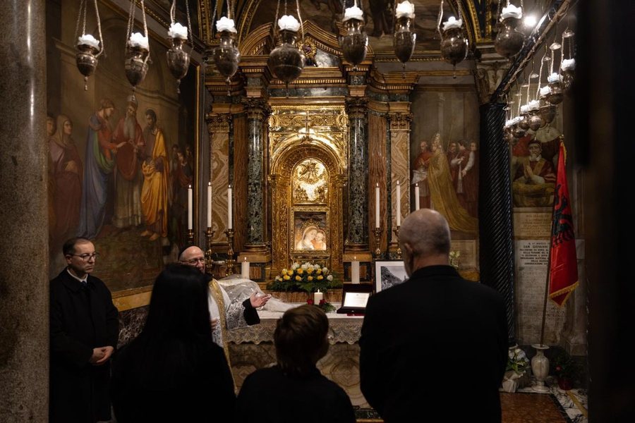 Rama n&euml; Vatikan viziton bazilik&euml;n e Zoj&euml;s s&euml; K&euml;shillit