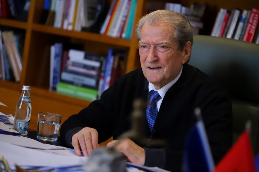 Berisha: Kushtetuesja hodhi n&euml; kosh k&euml;rkes&euml;n e Ram&euml;s! Koha