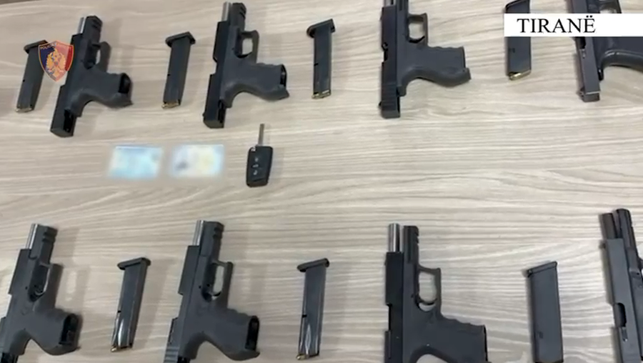 Kishte fshehur 10 pistoleta "Berreta" n&euml; kofanon e makin&euml;s,